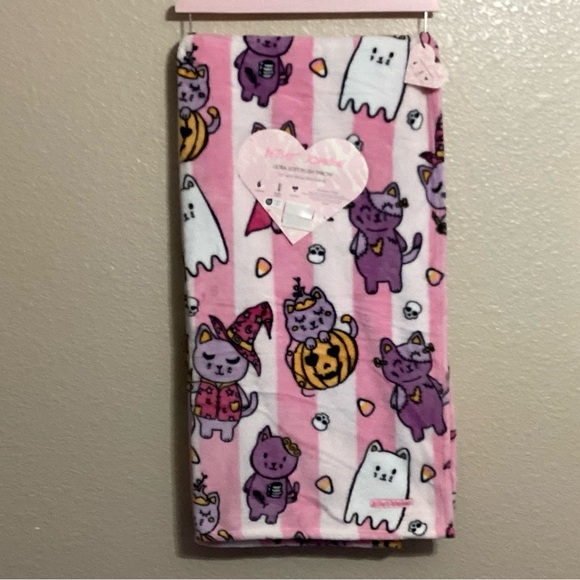 Betsey Johnson Other - Betsey Johnson Halloween Cats in Costumes Plush Throw